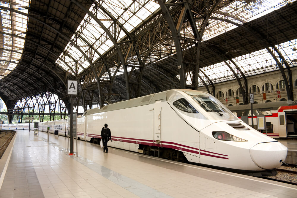 Talgo 350. Высокий поезд. Скоростные поезда в Испании. TGV Барселона.