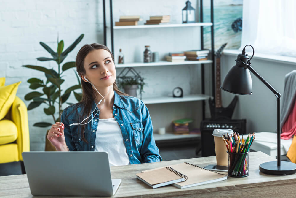 Чем заняться, пока сидишь дома (без путешествий)