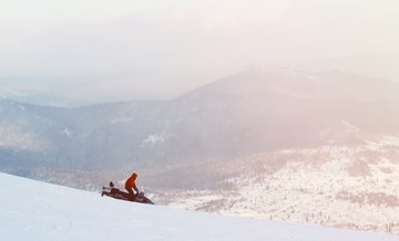 В зимнем сезоне РЖД возобновляют движение специальных туристических поездов «Лыжная стрела», которые доставят пассажиров прямо к популярным горнолыжным курортам страны.