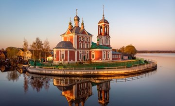 В апреле 2026 года туристический поезд РЖД «Сказочный экспресс» выполнит разовый тур из Москвы в Киров, Ростов Великий и Переславль-Залесский. ЖД билеты уже в продаже!