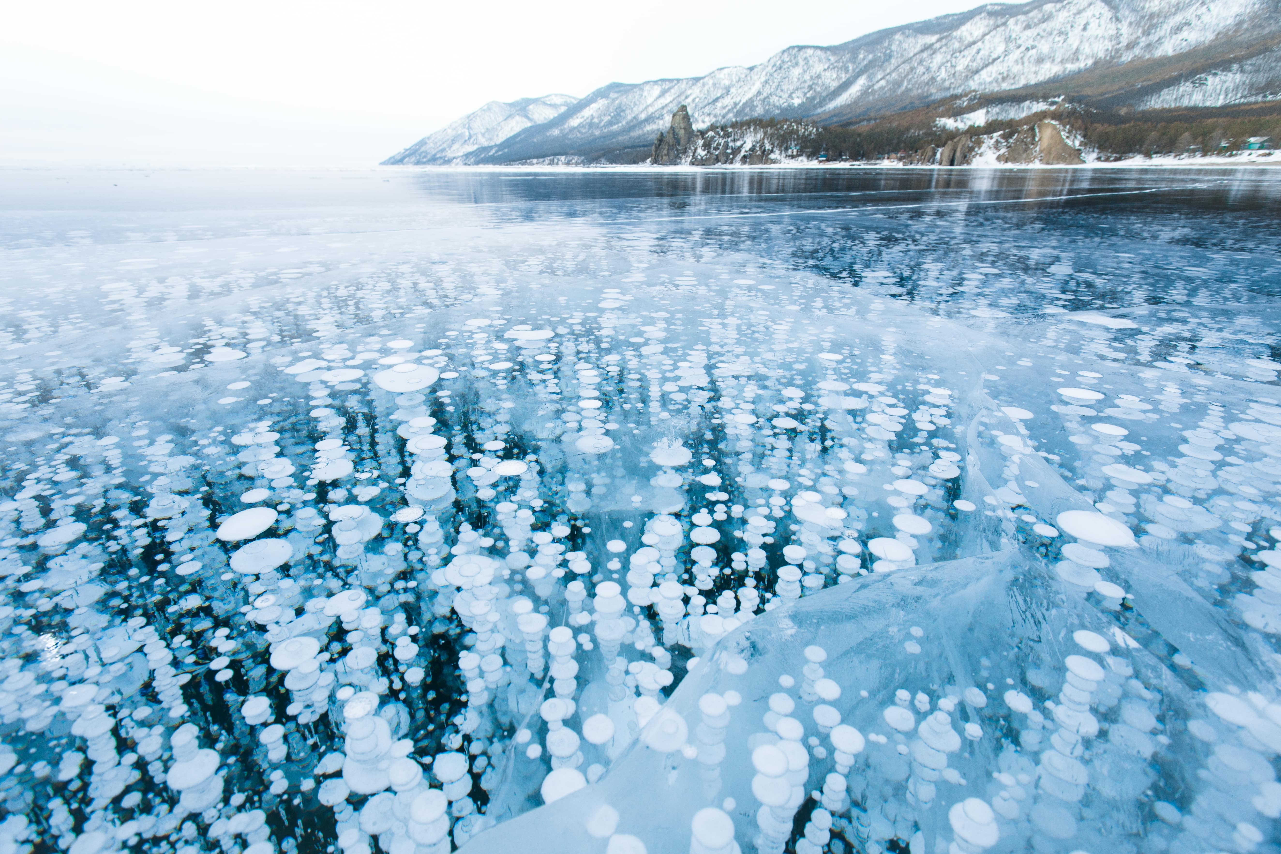 Замерзают ли озера. Байкал зима. Лед Байкала. Лед Байкала 2022. Большое Голоустное Байкал зимой пузырьки.
