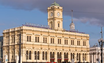В Москве после масштабной реконструкции открылся Ленинградский вокзал. Рассказываем, как изменилось историческое здание.