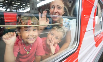 При посадке в поезд по детскому льготному билету необходимо подтвердить гражданство ребёнка РФ.